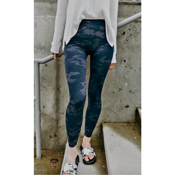 **NWT** SPANX PLUS SIZE LOOK AT ME NOW BLACK CAMO LEGGING - Picture 5 of 10